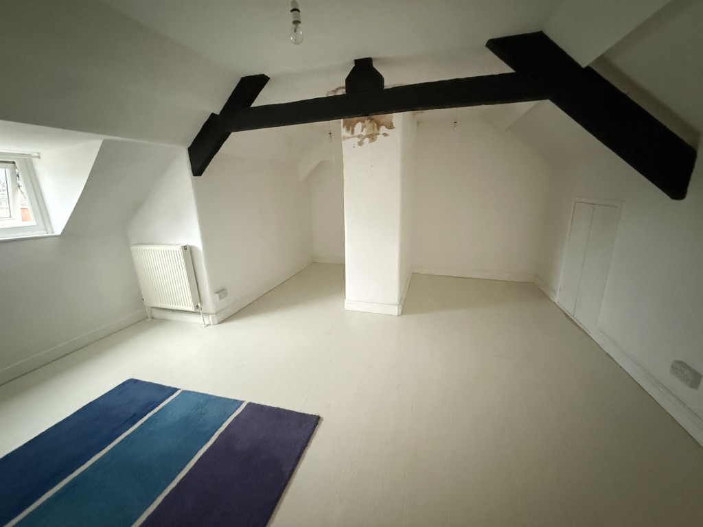 Lot: 183 - SPACIOUS MID-TERRACE PROPERTY - Attic room
